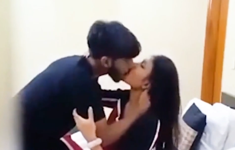 පැලෙන්න-ගහනවා-Hot-Couple-Hard-Sex-Jil-Hub.com-Sinhala-Sex-Videos-Sinhala-Wela-